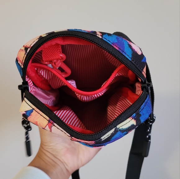 SOLD Herschel Cruz Floral Print 0.5 L Bag - Picture 7 of 7